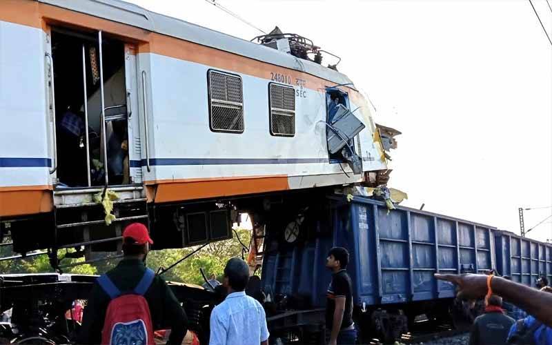 بھارت میں ہولناک ٹرین حادثہ ، 11 افراد ہلاک،درجنوں زخمی  