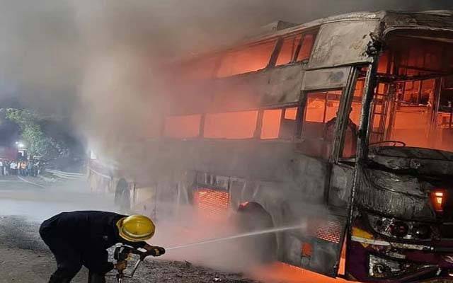 مسافر بس کو ہولناک حادثہ؛ 30 افراد زندہ جل گئے
