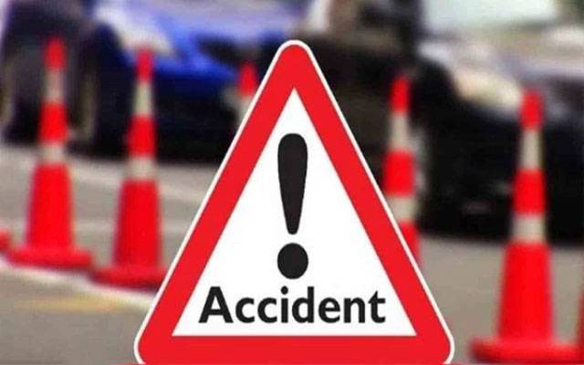 لاہور :ریس لگاتی ٹرالیوں میں سے ایک فٹ پاتھ پر چڑھ گئی،دوسری الٹ  گئی