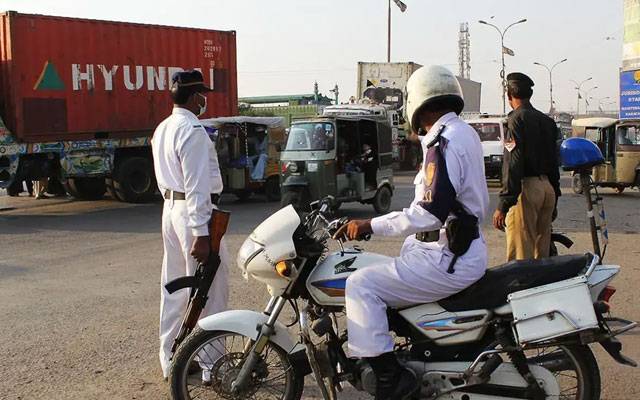 سندھ کے ٹریفک پولیس اہلکاروں پر بڑی پابندی عائد 