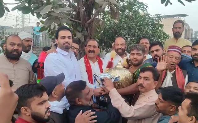 رستم چاہ میراں دنگل؛ ماما پہلوان نے ٹائیٹل اپنے نام کرلیا 