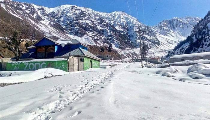 وادیٔ نیلم میں موسمِ سرما کی پہلی بارش اور برفباری سے سردی میں اضافہ