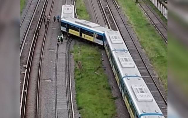 مسافر ٹرین حادثہ کا شکار،3بوگیاں پٹڑی سے اتر گئی،20افراد زخمی