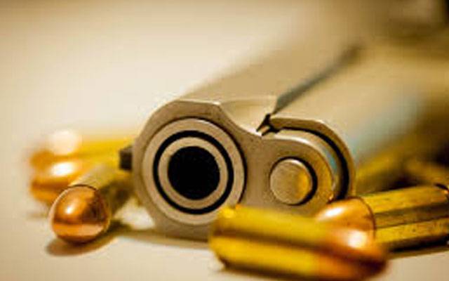 سندر میں پولیس اہلکار کی  گاڑیوں کو روک کر شاہراہ عام پر ہوائی فائرنگ