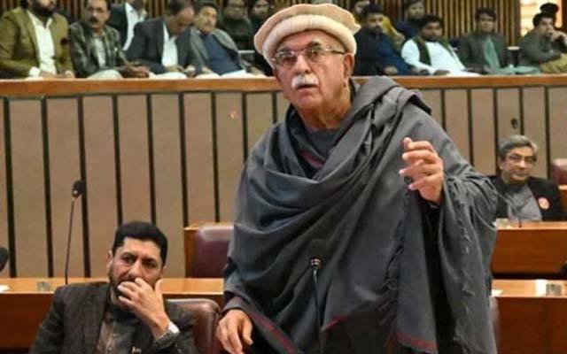 قومی اسمبلی ؛ محمود خان اچکزئی نے 27 ویں ترمیم بل کی کاپی پھاڑ دی 