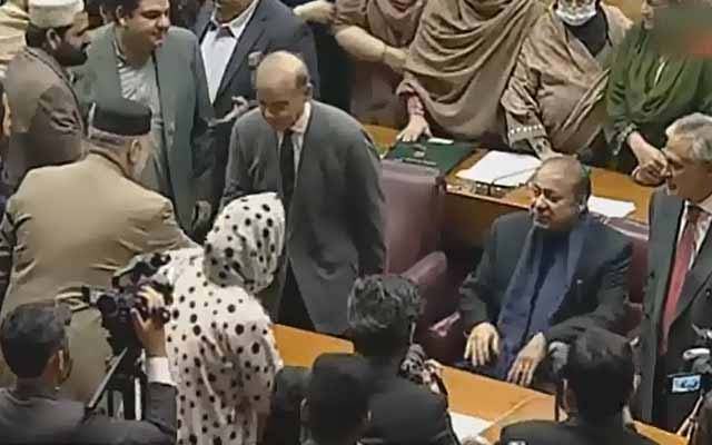 قومی اسمبلی کا اجلاس: نواز شریف کے ایوان میں پہنچنے پر ارکان نے ڈیسک بجا کر استقبال کیا 