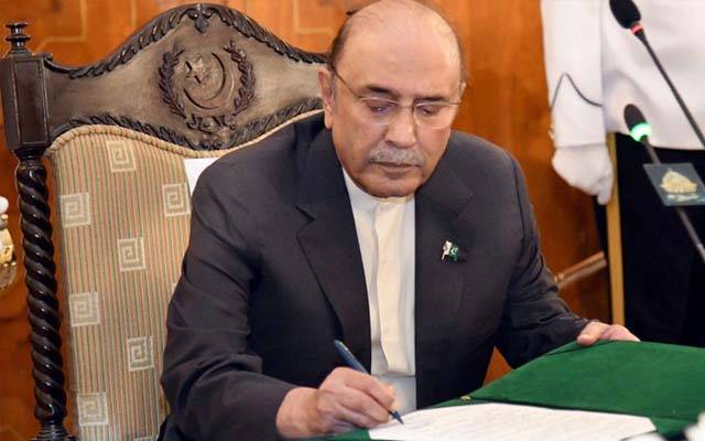 صدر مملکت آصف علی زرداری نے 27 ویں آئینی ترمیم بل پر دستخط کردیے 