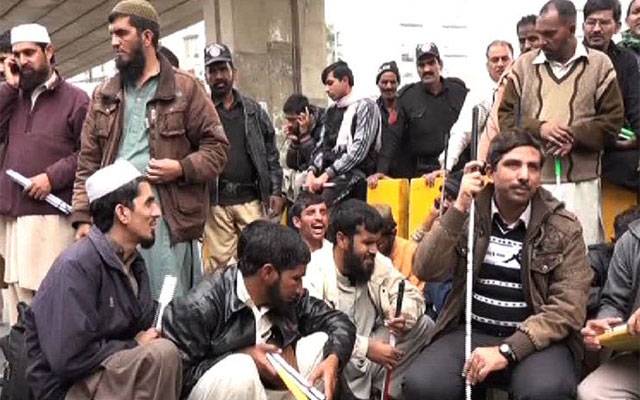 مال روڈ چیئرنگ کراس پر نابینا افراد کا دھرنا پانچویں روز میں داخل