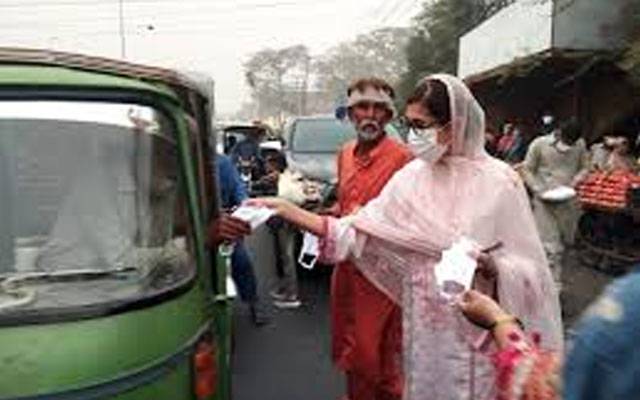 سموگ آگاہی مہم؛ شہریوں میں ماسک تقسیم