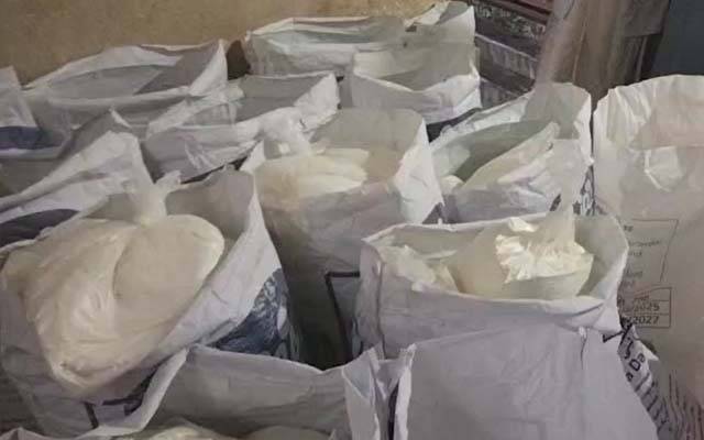 لاہور میں جعلی دودھ تیار کرنے والا یونٹ پکڑا گیا ؛ 400 لیٹر دودھ تلف