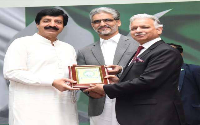 گورنر پنجاب نے خورشید احمد ندیم کو دیوان بہادر ایس پی سنگھا ایوارڈ دے دیا 