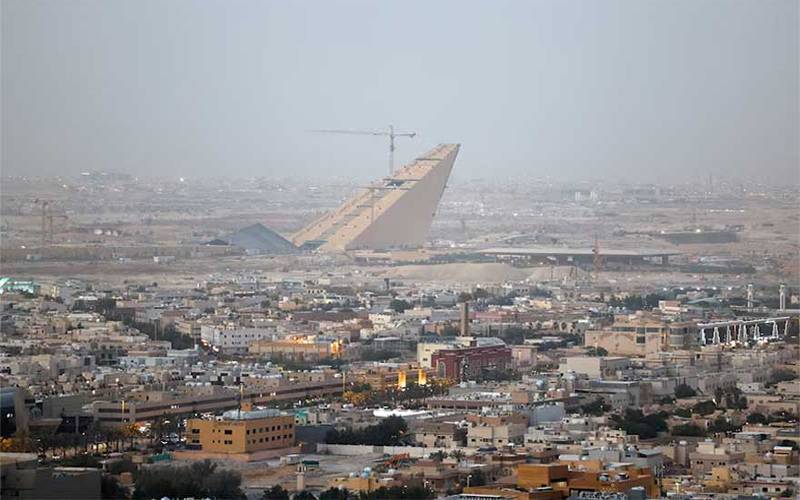 سعودی عرب نے غیر ملکی ملازمین کی تنخواہیں کم کر دیں  