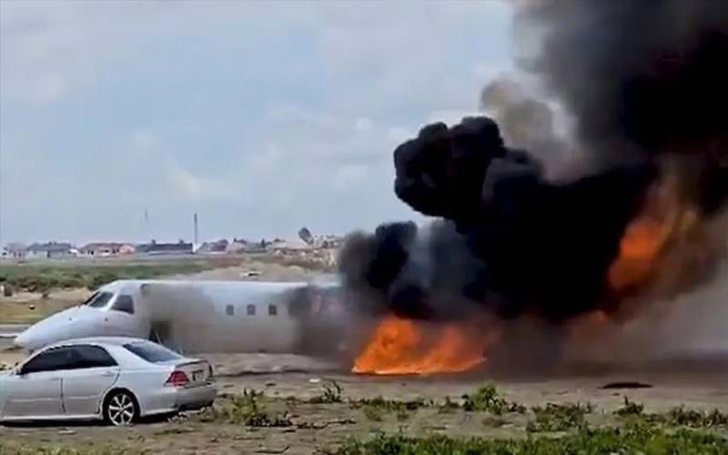 جمہوریہ کانگو،  رن وے سے پھسل کر طیارے کو آگ لگ گئی، مسافر محفوظ  
