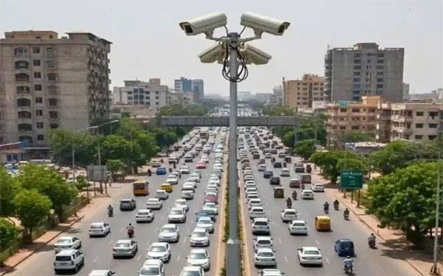 کراچی: کیمروں کے ذریعے ہزاروں ٹریفک چالان، شہریوں پر بھاری جرمانے عائد