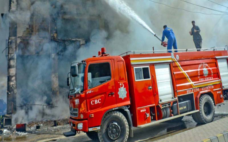 کراچی: کورنگی میں فیکٹری میں آگ لگنے سے عمارت کا کچھ حصہ منہدم  