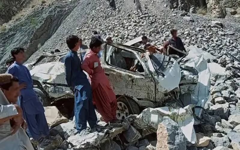 ایبٹ آباد : کیری ڈبہ  گہری کھائی میں جاگرا، طالبات سمیت 6 افراد جاں بحق