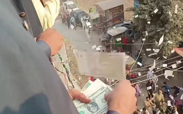  سیالکوٹ : شادی پر ڈالر، یورو اور پاؤنڈ کی بارش، ویڈیو سوشل میڈیا پر وائرل