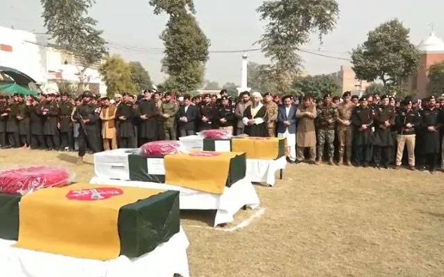 پشاور؛ ایف سی ہیڈکوارٹر پر خودکش حملے میں شہید اہلکاروں کی نماز جنازہ ادا
