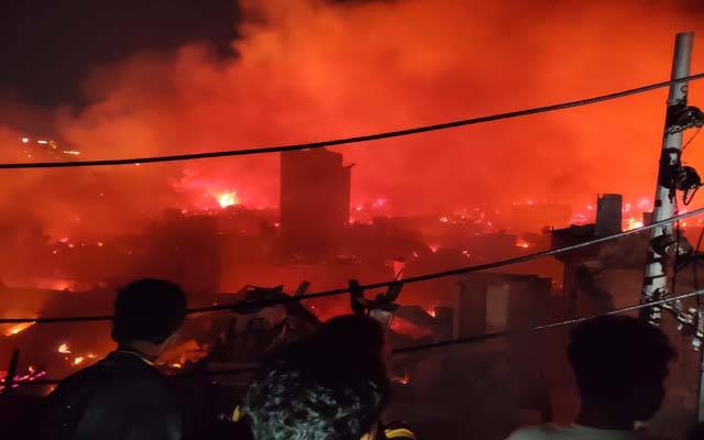 ڈھاکہ کی کچی آبادی میں خوفناک آگ؛100 سے زائد مکان جل کر راکھ 