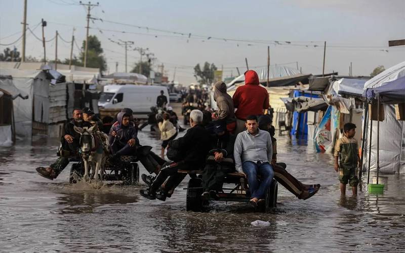 غزہ میں شدید بارشیں، ہزاروں خیمے ڈوب گئے، سردی سے زندگی اجیرن   