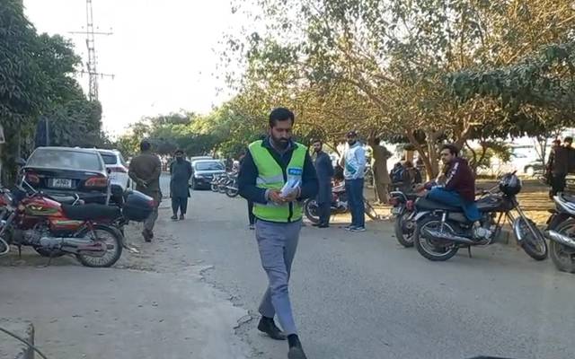 لاہور: سینکڑوں موٹرسائیکل سواروں کو تھانوں میں بند کردیا گیا