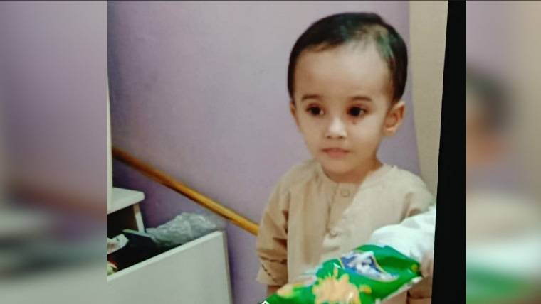 کراچی: گٹر میں گرا 3 سالہ بچہ 10 گھنٹے بعد بھی نہ مل سکا،  مشتعل شہریوں نے سڑک بلاک کر دی  
