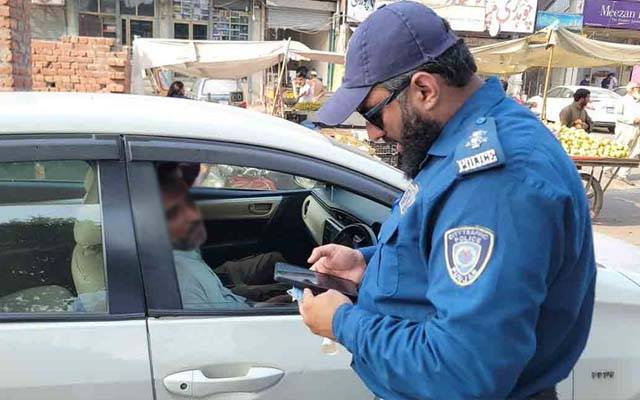 ایڈیشنل آئی جی اور سیکرٹری ایجوکیشن بھی ٹریفک چالان سے نہ بچ سکے 