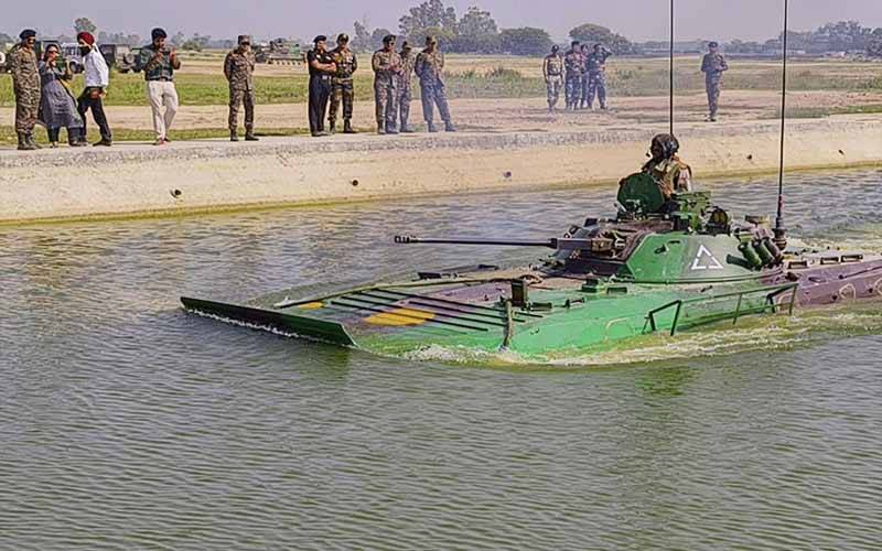 بھارتی فوج کو ایک بار پھر سُبکی کا سامنا، مشق کے دوران افسر ہلاک  