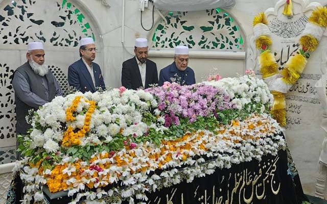 ڈپٹی وزیر اعظم سینیٹر محمد اسحاق ڈار کی اپنے بیٹے کے ہمراہ داتا دربار حاضری 