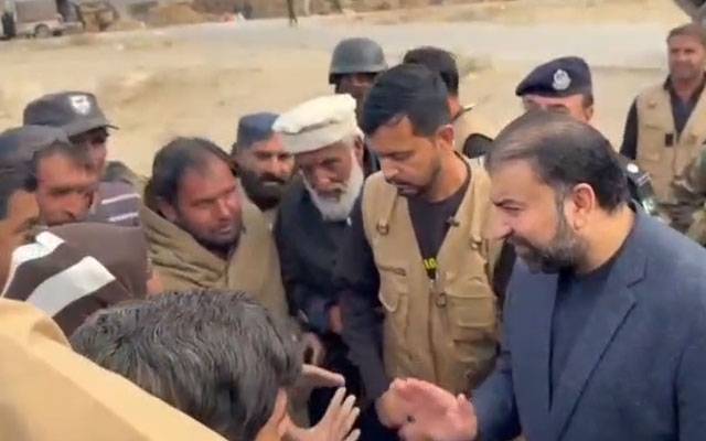 پشین؛ عوام کو دیکھ کر میر سرفراز بگٹی اچانک گاڑی سے اتر کر لوگوں میں گھل مل گئے