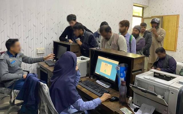 ڈرائیونگ لائسنس بنوانے والے رُل گئے، سینٹرز میں سفارش کلچر شروع