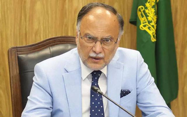 سیاسی فائدے کیلئے ریاست اور افواج پر تنقید ملک دشمنی کے مترادف ہے؛ احسن اقبال 