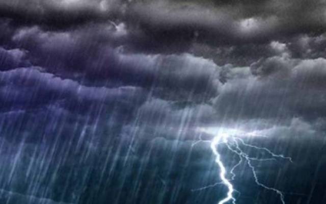مدینہ منورہ میں گرج چمک کیساتھ بارش، گنبدِ خضریٰ پر روح پرور مناظر  