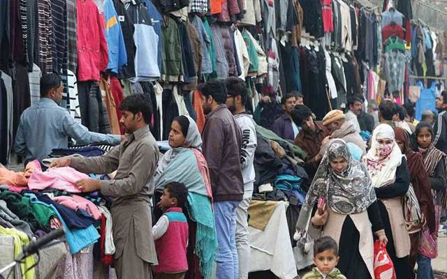 سردی کی شدت بڑھتے ہی  لنڈا بازار میں خریداروں کا رش