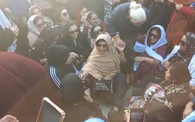 بانی پی ٹی آئی سے ملاقات نہ کروانے پر علیمہ خان کا ایک بار پھر دھرنا