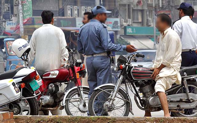 لاہور: شہری کے نام پر 23 لاکھ 88 ہزار 700 کے چالان نکل آئے