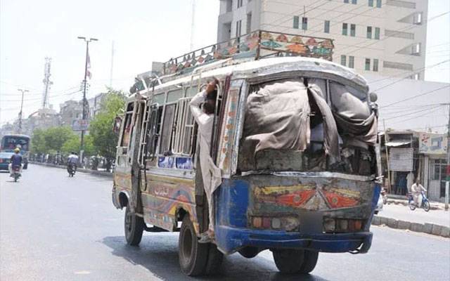 کراچی :خاتون  نے چلتی بس سے چھلانگ لگا دی