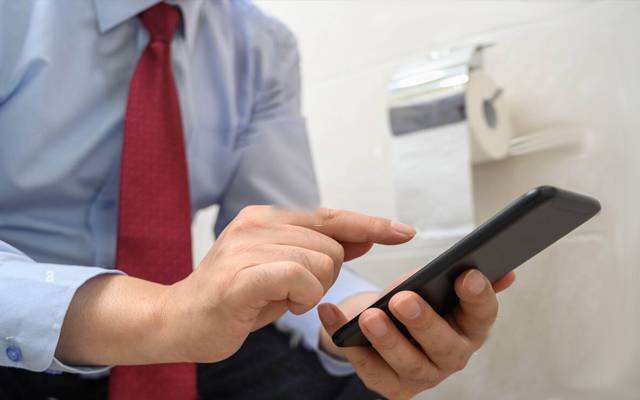 بیت الخلا میں زیادہ دیر بیٹھنے والا شخص نوکری سے برخاست 