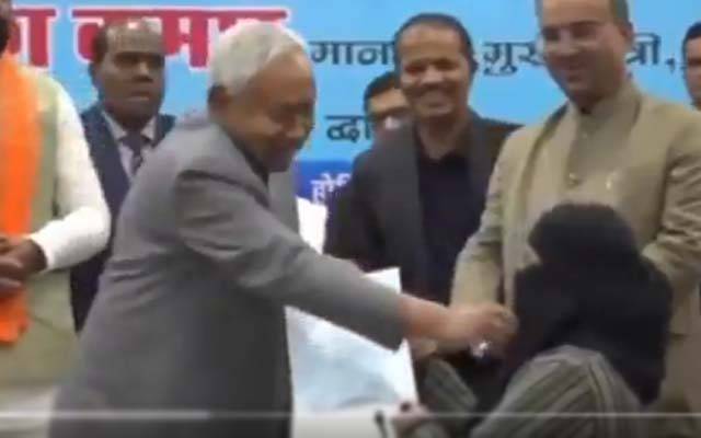 بھارتی ریاست بہار کے وزیر اعلی نے مسلمان خاتون کا نقاب کھینچ دیا