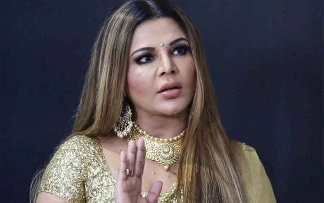 شرم نہیں آتی؟ راکھی ساونت کی مسلمان خاتون کا نقاب کھینچنے پر وزیراعلیٰ پر کڑی تنقید