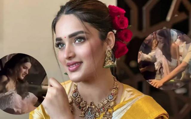 معروف بالی ووڈ اداکارہ ہجوم میں پھنس گئیں، پھر کیا ہوا؟ ویڈیو وائرل