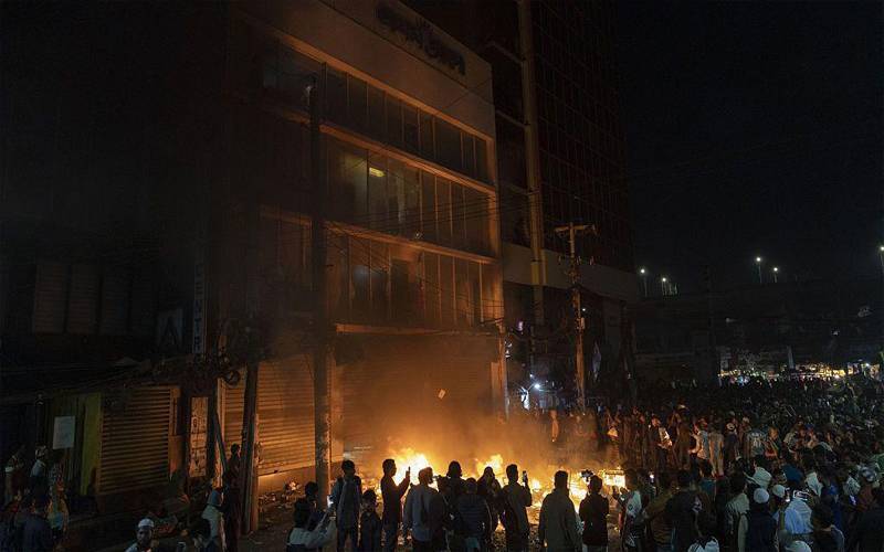 بنگلادیش میں انقلابی طالبعلم کے قتل پر بھارت مخالف مظاہرے، عوامی لیگ و میڈیا دفاتر نذر آتش  