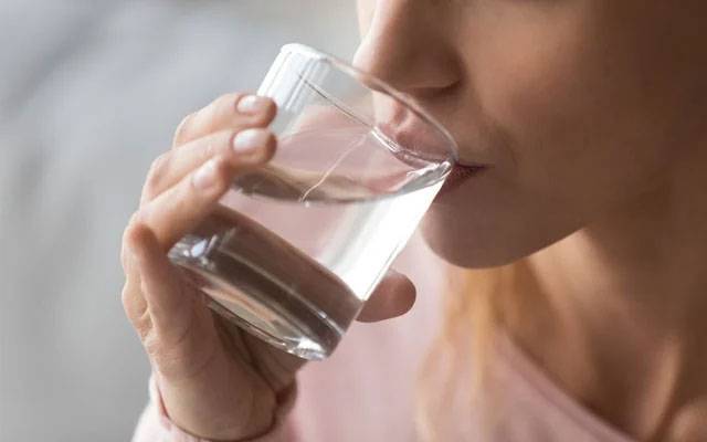 سردیوں میں ہونٹ خشک اور پیاس کیوں زیادہ لگتی ہے؟  