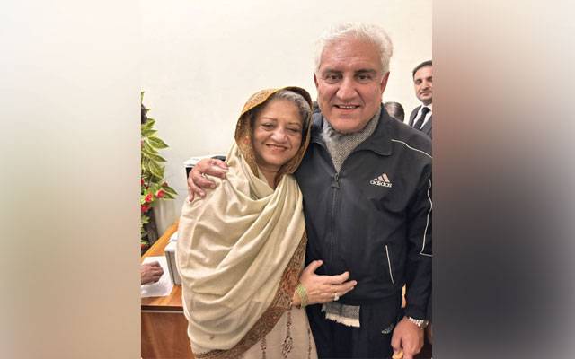 شاہ محمود قریشی کی اہلیہ کمرۂ عدالت کے باہر  اچانک گر گئیں، اسپتال منتقل
