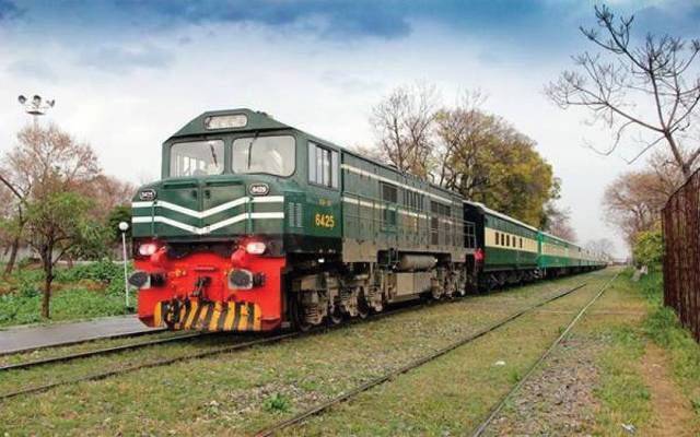ریل کا پہیہ سست، دھند کے باعث ٹرینوں کا شیڈول متاثر
