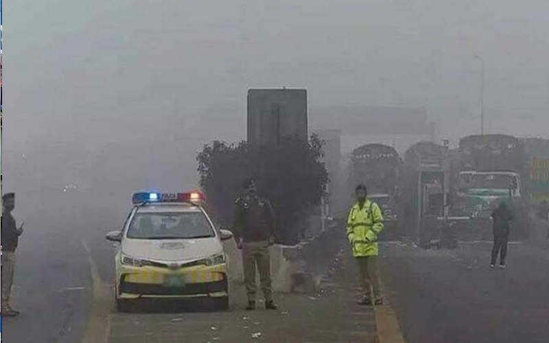 شدید دھند کے باعث حدنگاہ متاثر،موٹرویز مختلف مقامات سے بند