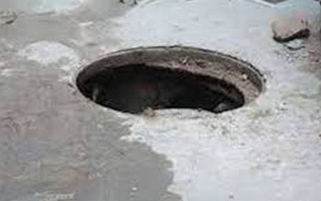 کراچی؛ کھلے مین ہول میں گر کر کمسن بچہ جاں بحق