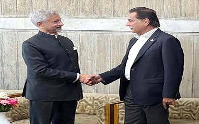 جے شنکر کی ایاز صادق سے ملاقات،دونوں نےمصافحہ کیا اور مسکراہٹوں کا تبادلہ ہوا