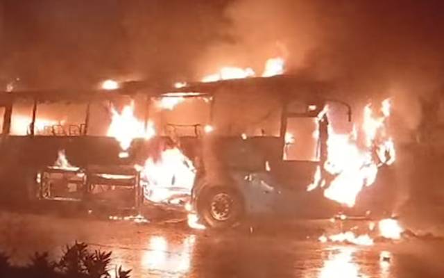 لاہور سے بہاولنگر جانیوالی بس میں آگ لگ گئی، تمام مسافروں کو بحفاظت نکال لیا گیا