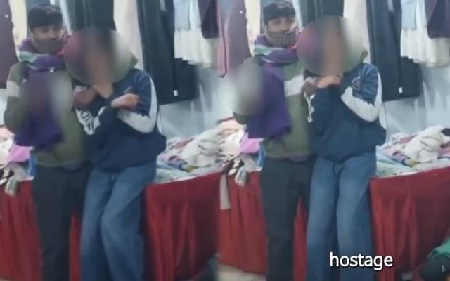 کپڑوں کی دکان میں نقاب پوش شخص نے لڑکی کو یرغمال بنا لیا، ویڈیو وائرل